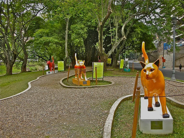 Monumento al gato del Río ubicado sobre la margen izquierda del Río Cali